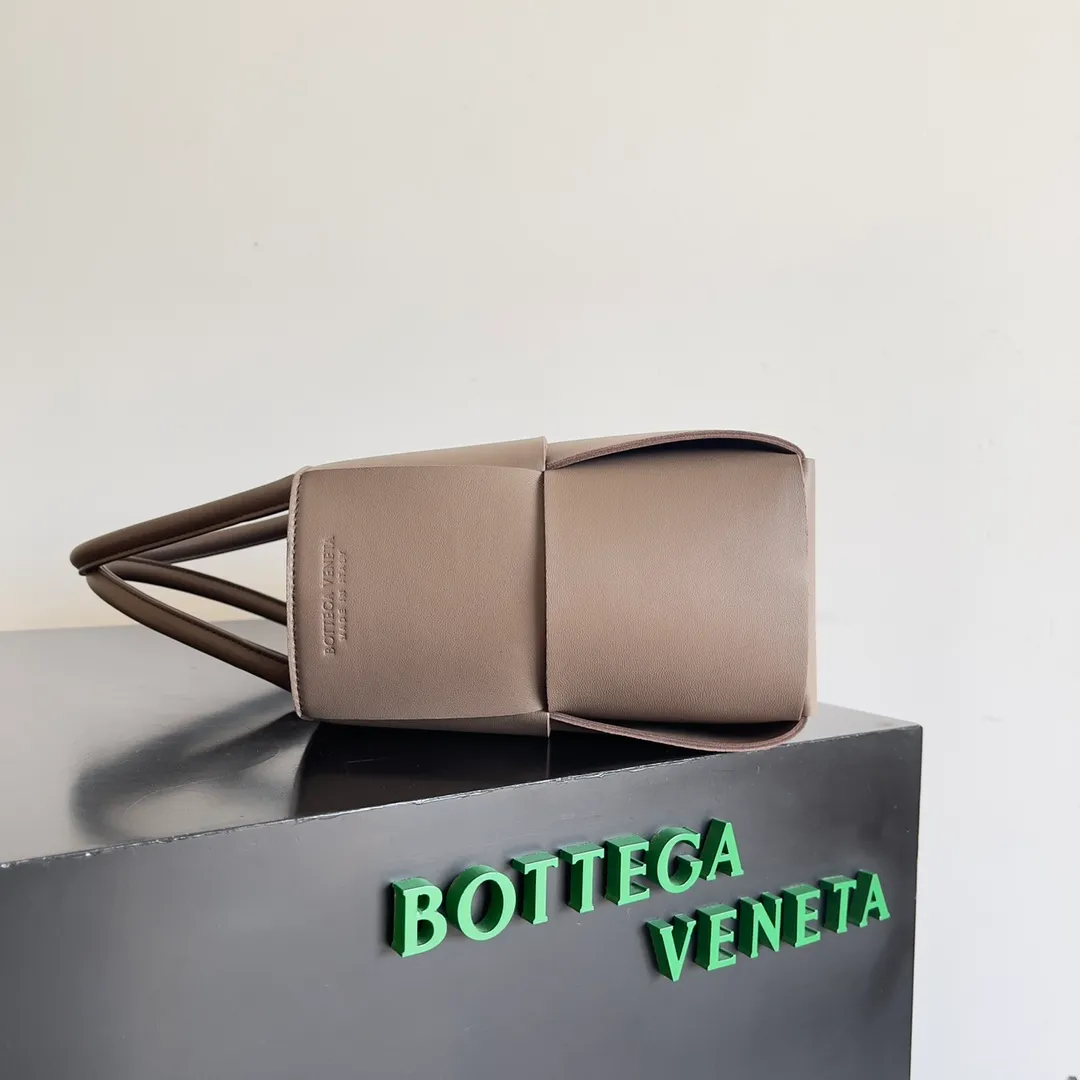 Batch 2120 30cm 𝗕𝗼𝘁𝘁𝗲𝗴𝗮 𝗩𝗲𝗻𝗲𝘁𝗮 ✨Extra large rectangular tote bag. Traditional woven elements, Intrecciato woven imported cow leather tote handbag with small card holder inside and connectable buckle inside. The whole bag is hand-woven from lambskin. 🌈Only make the highest-end products in the market, welcome to compare Size: 30*20*11.5cm Model: 652867.  Delivered from the factory with complete packaging